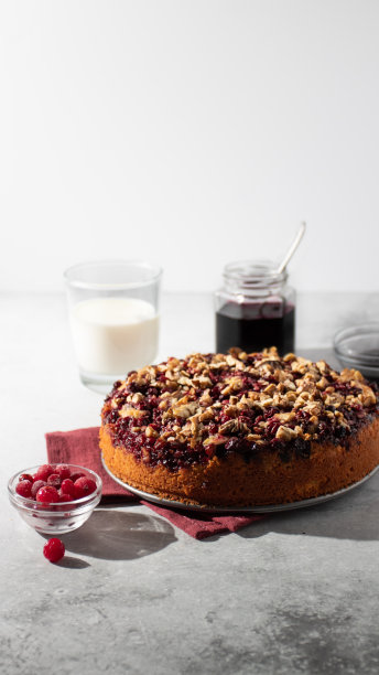 柠檬派加浆果和坚果图片下载