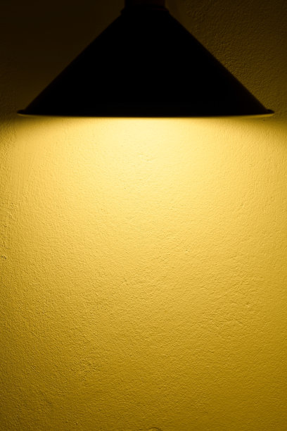灯照在墙上。图片下载