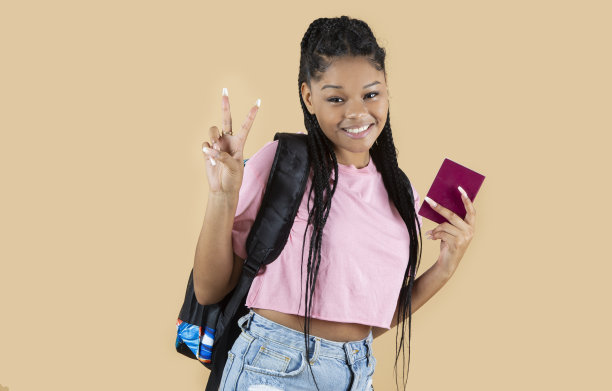 非洲女人，黄色背景，护照和背包图片下载