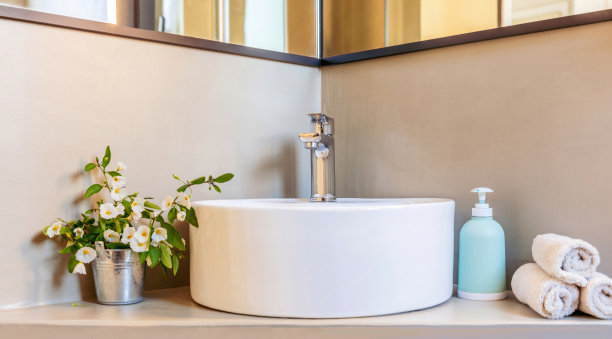 洗手盆和水龙头，浴室内部。铬合金水龙头和白色脸盆。三维演示图片下载