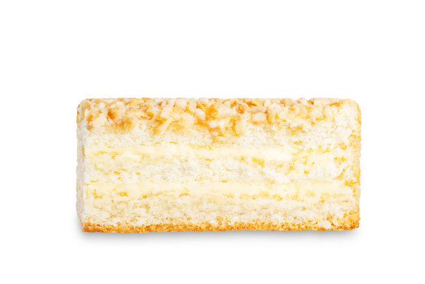 海绵蛋糕与奶油和坚果在白色孤立的背景图片下载