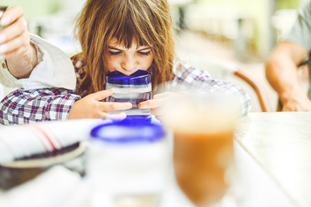 无聊的孩子，没有餐桌礼仪的家庭午餐在餐厅或咖啡馆图片下载