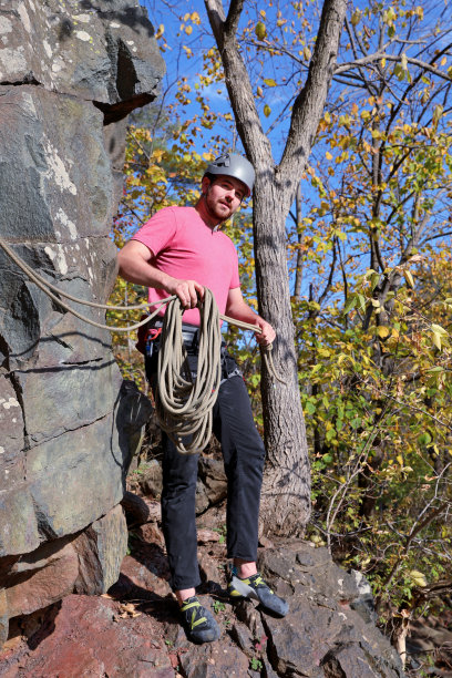 男性攀岩者正在固定攀岩绳图片下载