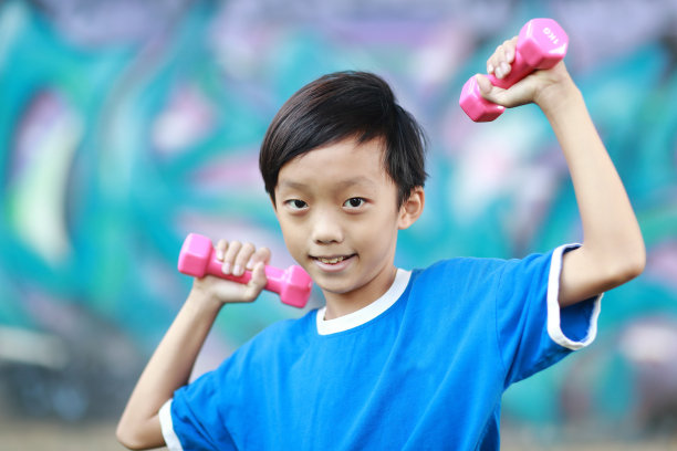 拿着哑铃的小男孩图片下载