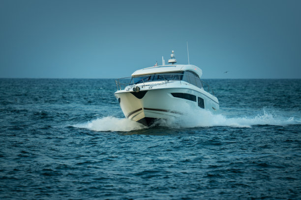 佛罗里达迈阿密公海上的快艇图片下载