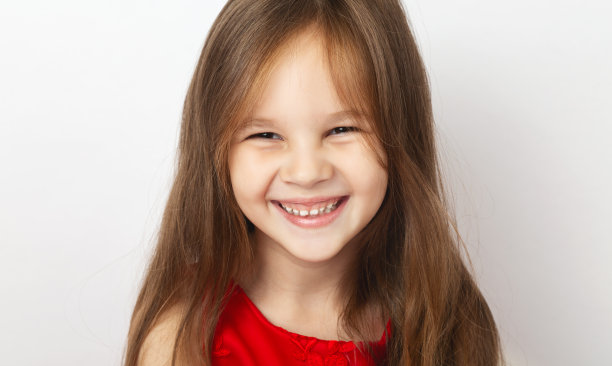 4-5岁的小可爱小女孩穿着红色优雅的连衣裙孤立在白色背景下的儿童画室肖像。母亲节爱家庭亲子童年观念图片下载