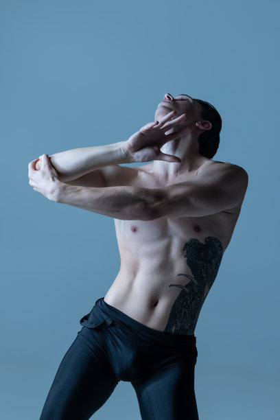年轻男子的肖像，灵活的男芭蕾舞者跳舞孤立在旧海军工作室的背景。艺术，运动，灵感概念。图片下载