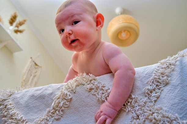 宝宝在没有父母监督的情况下从床上掉下来，可能会受伤，概念图片下载