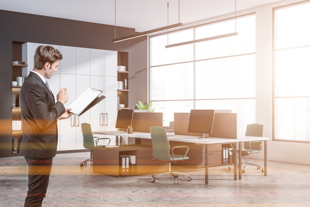 西装革履的商人站在办公室里拒绝图片下载