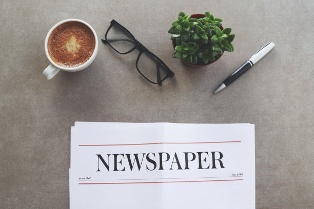 桌上有报纸和咖啡图片下载