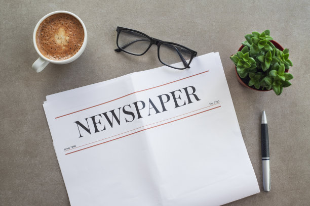桌上有报纸和咖啡图片下载