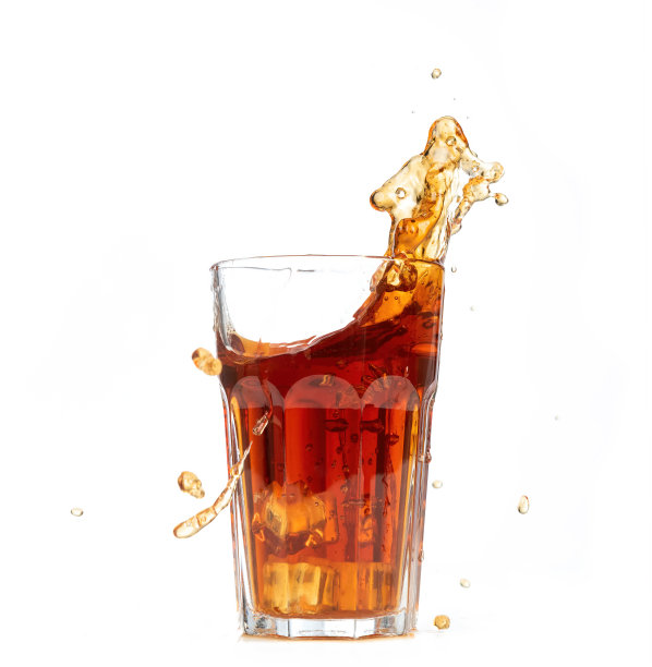 溅入一杯黄色柠檬水孤立在白色背景图片下载