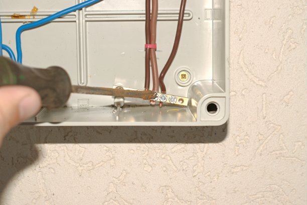 电气面板上的电线已经安装好了图片下载