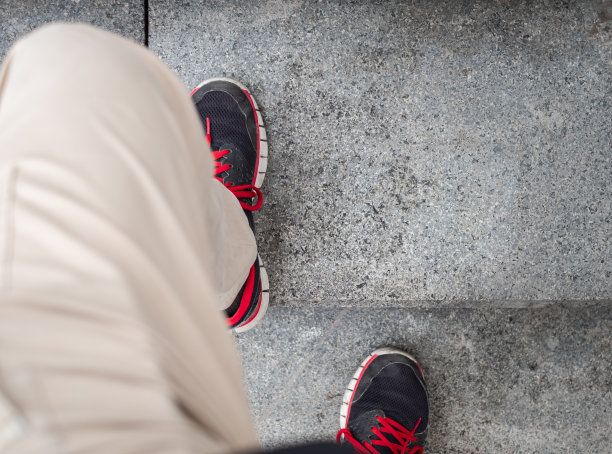 男人走上台阶图片下载