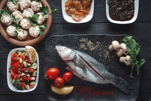 新鲜的整条黑鱼图片下载