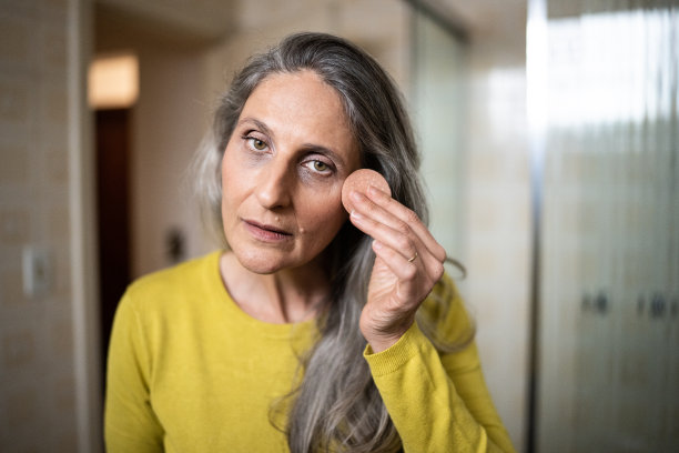 成熟女人在家里化妆图片下载