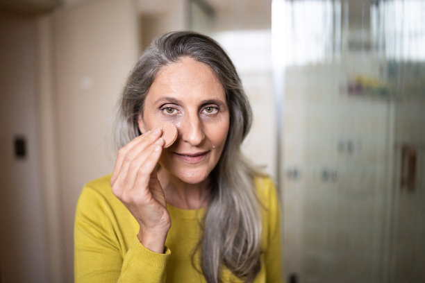 成熟女人在家里化妆图片下载