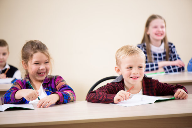 孩子们是学生们一起在学校的教室里接受教育。图片下载