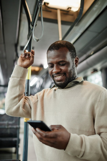 公交车上微笑的非裔美国人图片下载