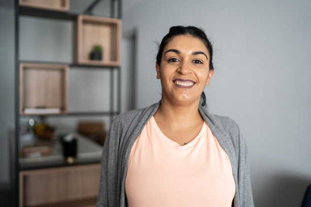 一个快乐的女人在家里的肖像图片下载