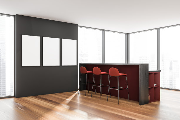 红色明亮的画廊室内有三张空的白色海报图片下载