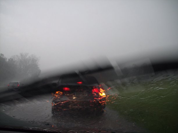 挡风玻璃刮水器启动。图片下载