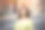 年轻的亚洲女子穿着绿色的衣服走在街上图片下载