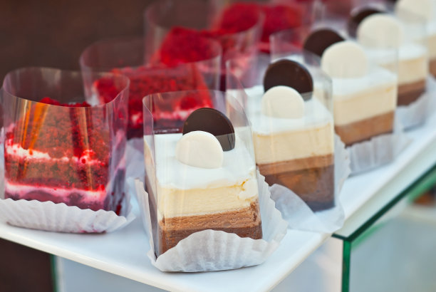 桌子上有糖果。集市上五颜六色的饼干和糕点。本地糖果示范。图片下载