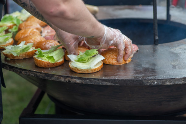 汉堡面包和肉饼在户外烧烤。汉堡烧烤图片下载