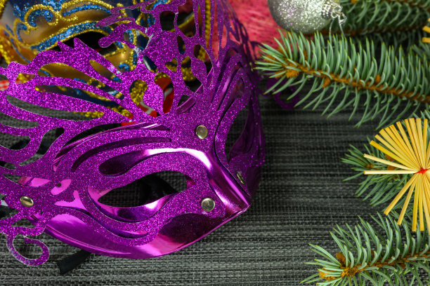 紫色面具，冷杉树枝和装饰品。图片下载