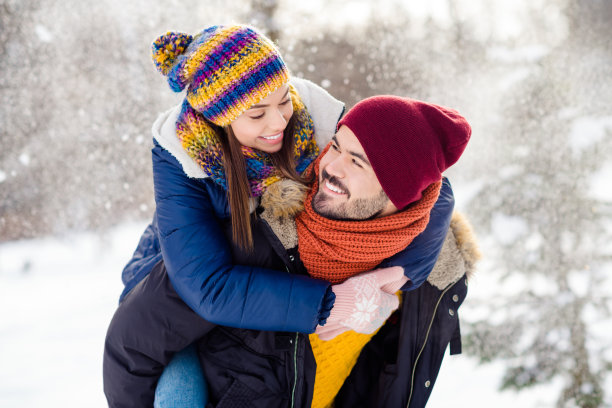 帅哥的照片，扶着，可爱的，积极的，女士看对方，有好心情，空闲时间在户外图片下载