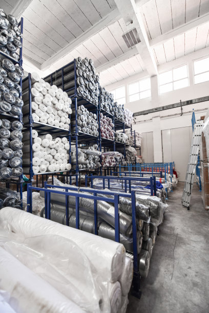 材料卷堆放在纺织厂仓库图片下载