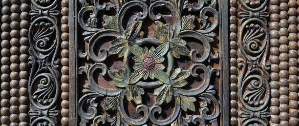 美丽的木雕，手工制作的穆斯林东方风格的门。图片下载