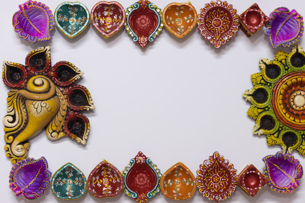 生态友好手工手工泥土花粘土迪亚深shankh和花迪亚安排作为边界框架背景与复制空间图片下载