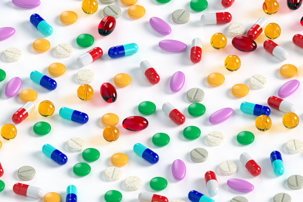 彩色药片和药丸的背景在白色的表面。多种维生素。生产的药物。3 d渲染。图片下载