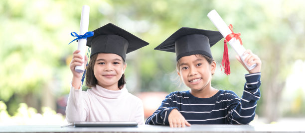 快乐的亚洲女学生毕业戴着毕业帽，手持卷证书庆祝毕业。毕业典礼概念照片图片下载