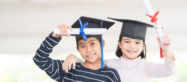 快乐的亚洲女学生毕业戴着毕业帽，手持卷证书庆祝毕业。毕业典礼概念照片图片下载