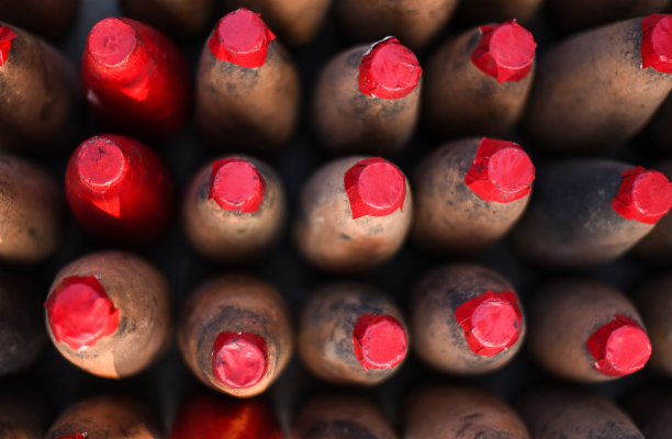 鞭炮陈列在摊位上出售图片下载