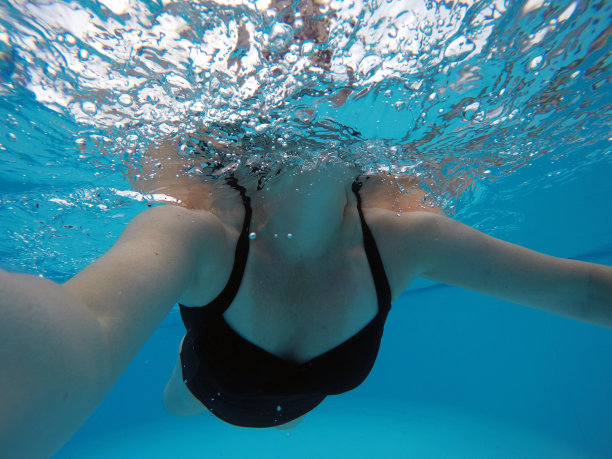 女人们在游泳池里游泳图片下载