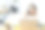 一张明亮的亚洲女人在卧室里工作的照片。这个想法是:工作形式家庭，财务，营销，光明，肖像，简单。图片下载