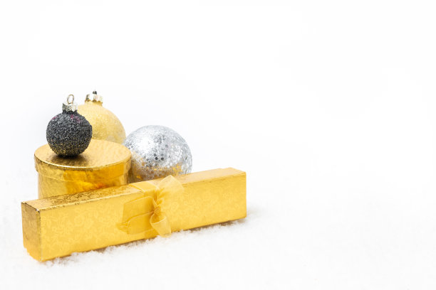 水平圣诞节装饰在白色的背景和雪图片下载