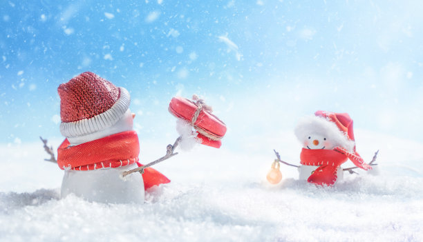 拿着礼品盒的雪人图片下载