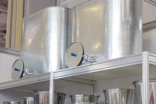 销售镀锌各种家居用品及产品。铁桶，水箱，水槽，盥洗架在商店的架子上。金属工业、园林设备制造图片下载