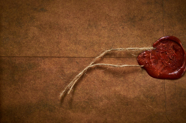 把蜡封在古纸上，古董邮票，旧文件，铜匙上图片下载