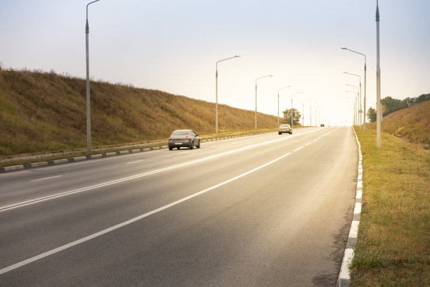 汽车行驶在乡间的柏油路上图片下载