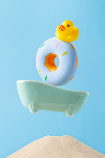 橡皮鸭飞进浴缸。休息,度假的概念图片下载
