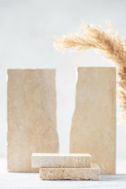 由石灰华、花岗岩块和潘帕斯草组成。抽象的现代背景。天然材料。图片下载