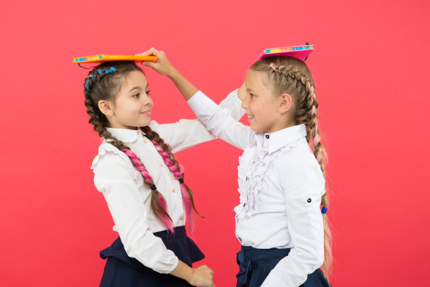 在童话。学习是困难的。研究作业。女生用笔记本。一起做作业。快乐的小学生拿着练习本。回到学校。文学与写作课图片下载