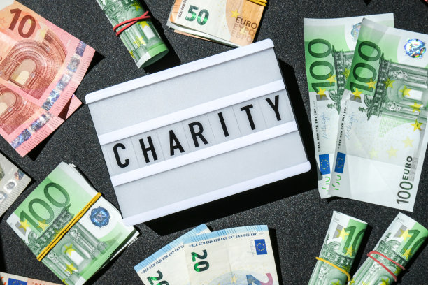 欧元钞票周围的灯箱板上有黑字“慈善”。金钱，商业，金融，投资，储蓄图片下载