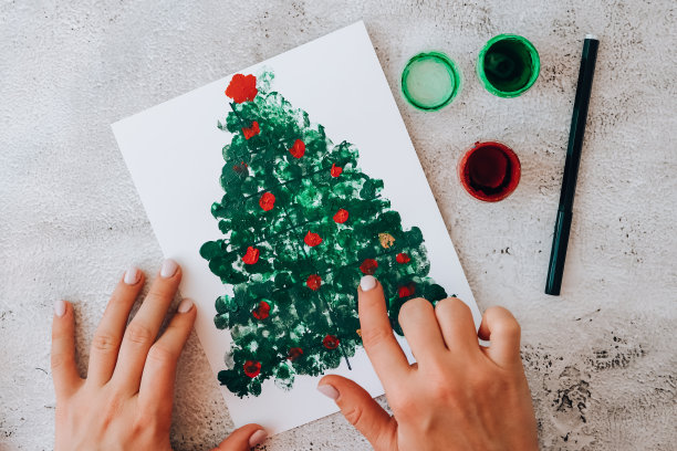 DIY制作贺卡为孩子们制作节日手工工艺品。用手指画画快乐的圣诞树。一步一步。圣诞树装饰新年快乐图片下载